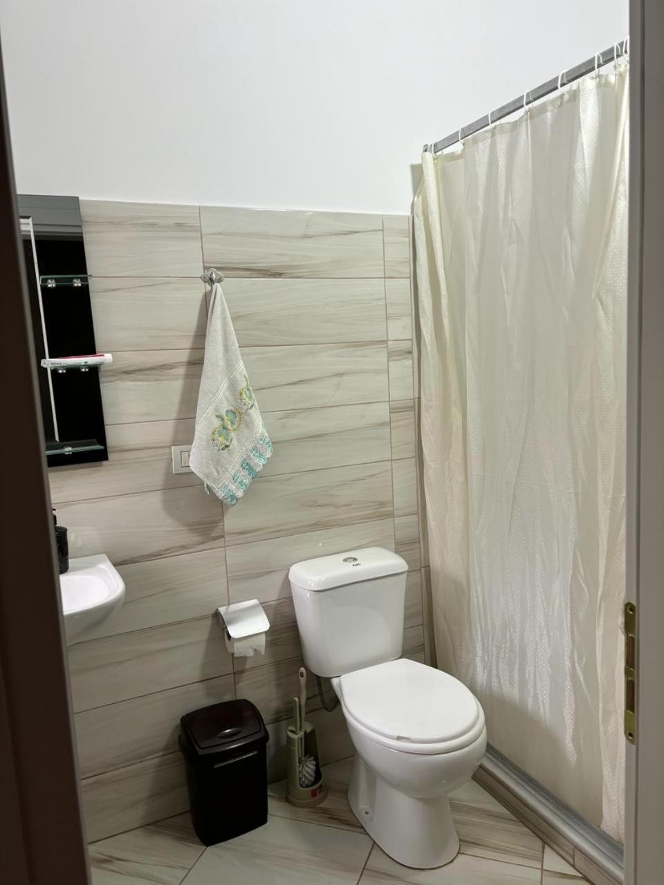 Guest House Adi Hoxha Μπεράτ Εξωτερικό φωτογραφία