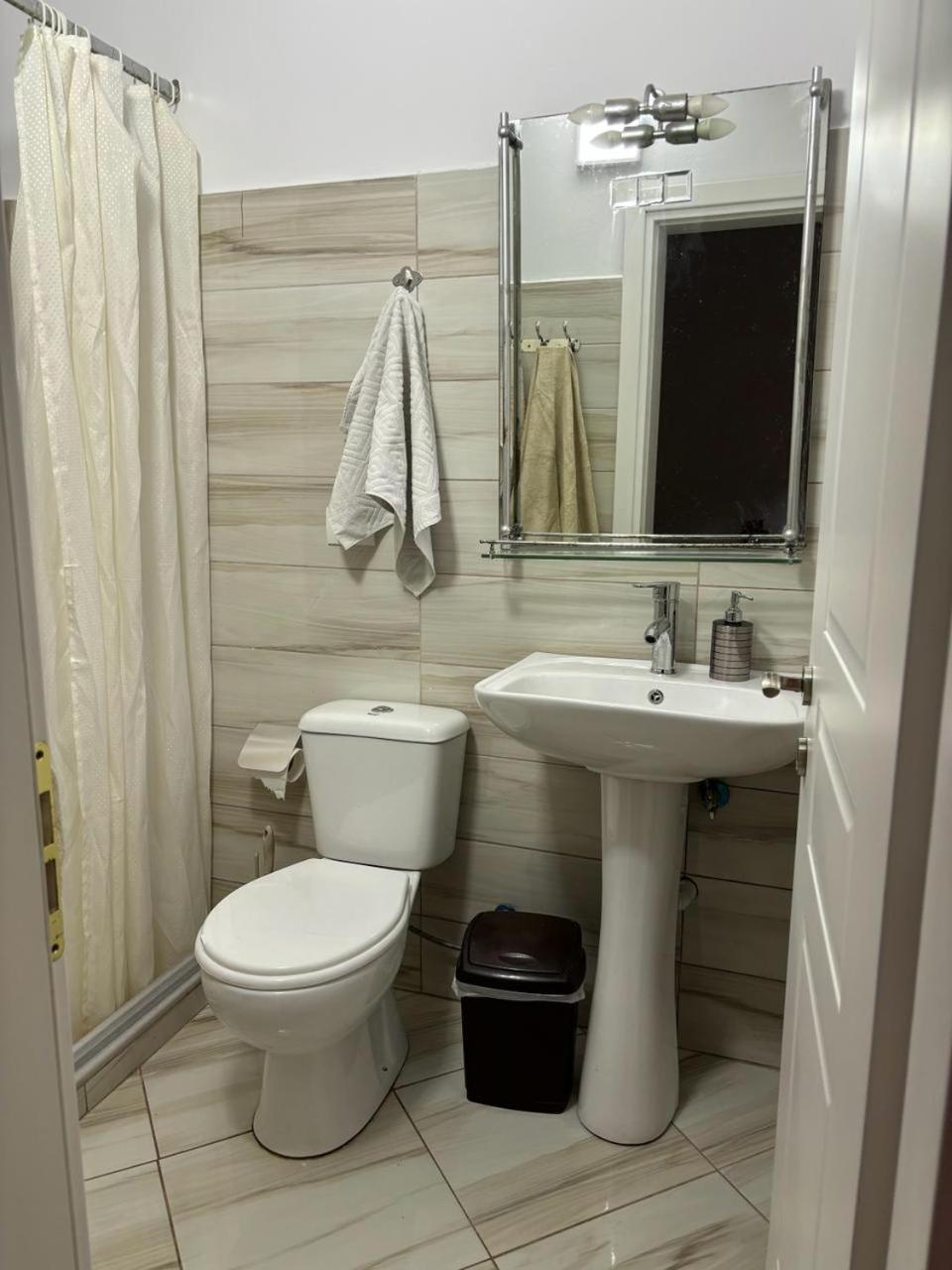 Guest House Adi Hoxha Μπεράτ Εξωτερικό φωτογραφία