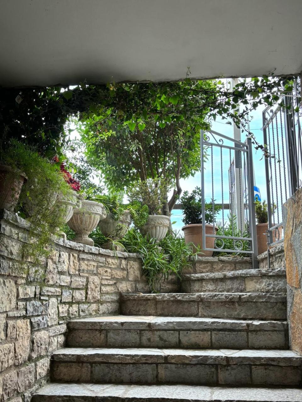 Guest House Adi Hoxha Μπεράτ Εξωτερικό φωτογραφία
