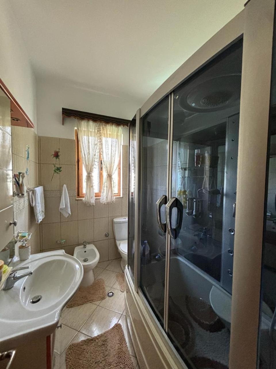 Guest House Adi Hoxha Μπεράτ Εξωτερικό φωτογραφία